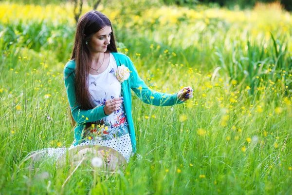 Flicka i en skog glänta på en solig dag — Stockfoto