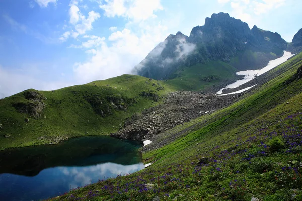 Lago de montaña Kalashi. Georgia . — Foto de Stock