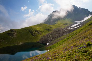 Kalashi Dağı Gölü. Georgia.