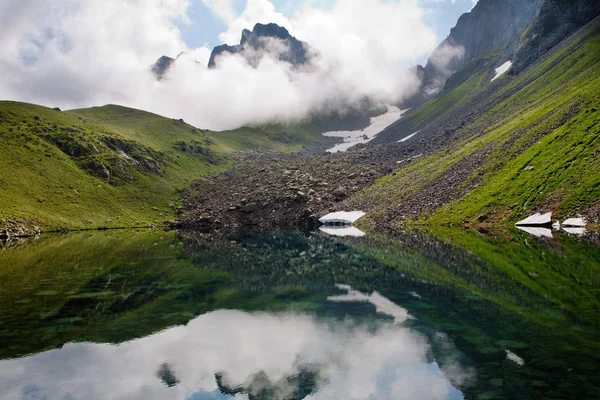 Lago de montaña Kalashi. Georgia . — Foto de Stock