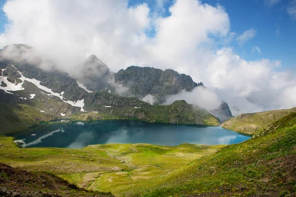 Озеро тобавархілі (2643 м), Грузія — стокове фото