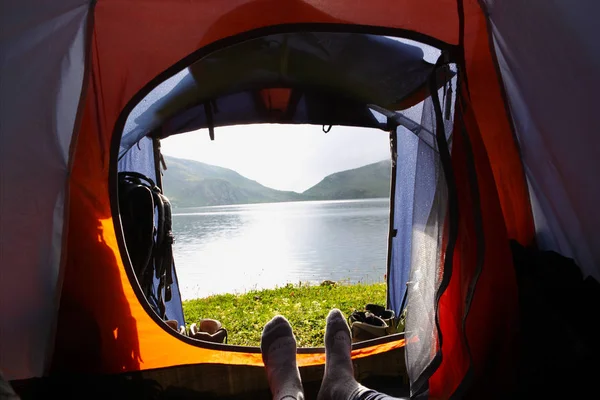 Вид на палаточное горное озеро — стоковое фото