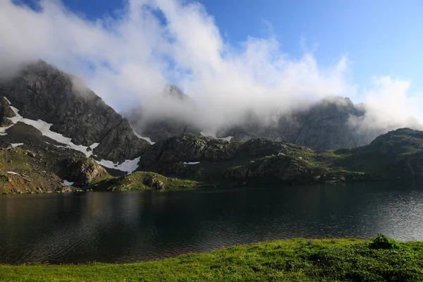 Озеро тобавархілі (2643 м), Грузія — стокове фото