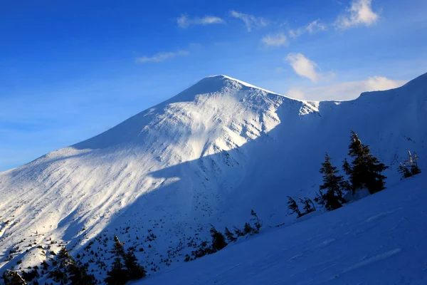 Hoverla Mountain in winter in the setting sun. — Stock Photo, Image