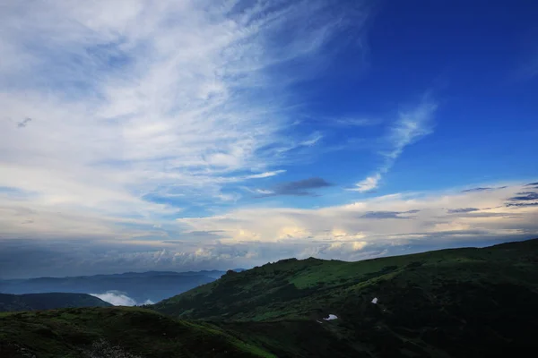 Hermoso Cielo Con Nubes Sobre Los Cárpatos — Foto de Stock