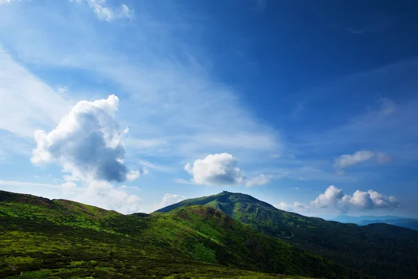 Hermoso Cielo Con Nubes Sobre Los Cárpatos — Foto de Stock