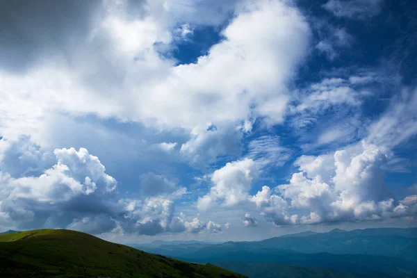 Hermoso Cielo Con Nubes Sobre Los Cárpatos — Foto de Stock