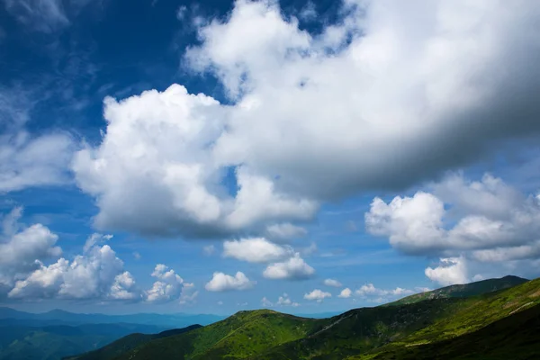 Hermoso Cielo Con Nubes Sobre Los Cárpatos — Foto de Stock