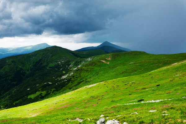 Nublado Cielo Lluvioso Las Montañas Cárpatos — Foto de Stock