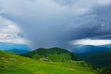 Yağmurdan önce dağlarda