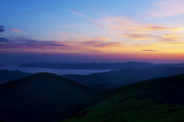 Восход Солнца Горах Солнце Восходит Над Долинами Покрытыми Туманом — стоковое фото