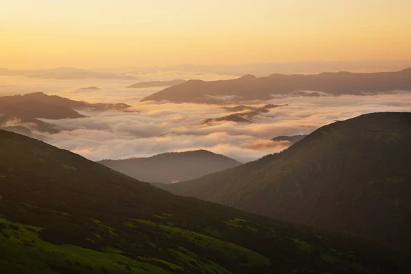 Alba Montagna Sole Sorge Sulle Valli Coperte Nebbia — Foto Stock