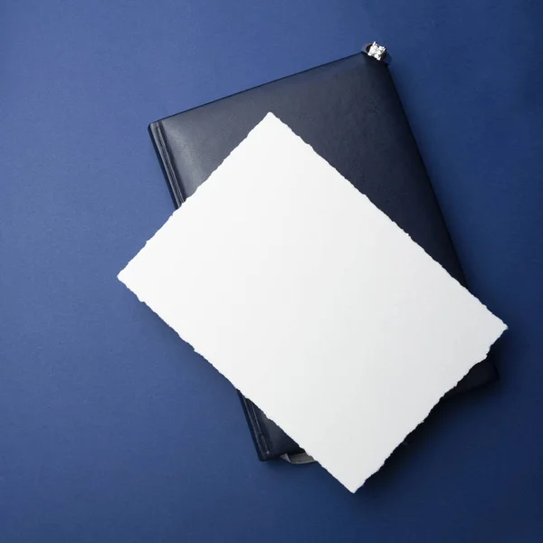 Modelo Para Convites Saudações Fundo Azul Uma Folha Branca Papel — Fotografia de Stock