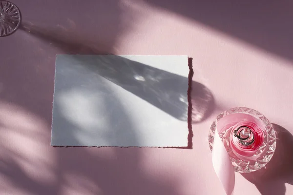 Карточка Макет Розовой Лентой Конверт Тени Розовом Фоне Свадебных Приглашений — стоковое фото