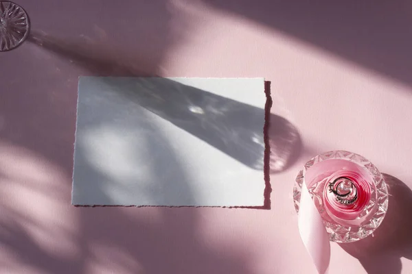 Pembe kurdeleli maket kartı, zarf, pembe arka planda gölgeler. Düğün davetiyeleri, selamlar, doğum günleri için..