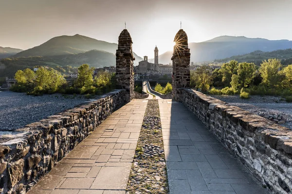 Bobbio kambur köprüsünden günbatımına