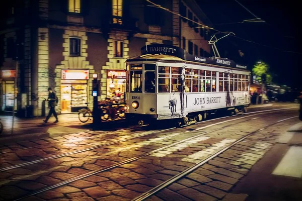 Milan şehrinde gece tramvayı
