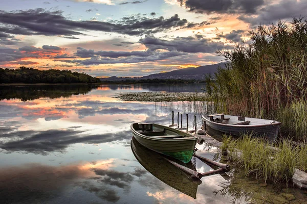 Pusiano gölündeki tekneler