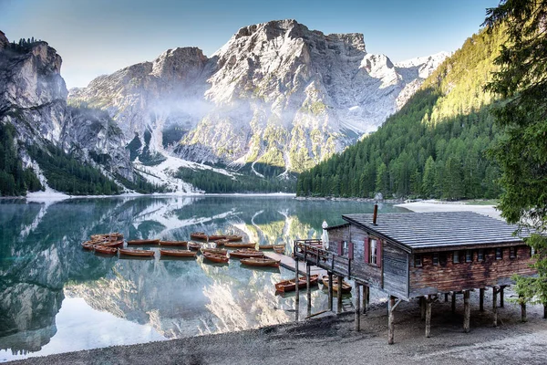 Palafitte braies göl dolomitleri