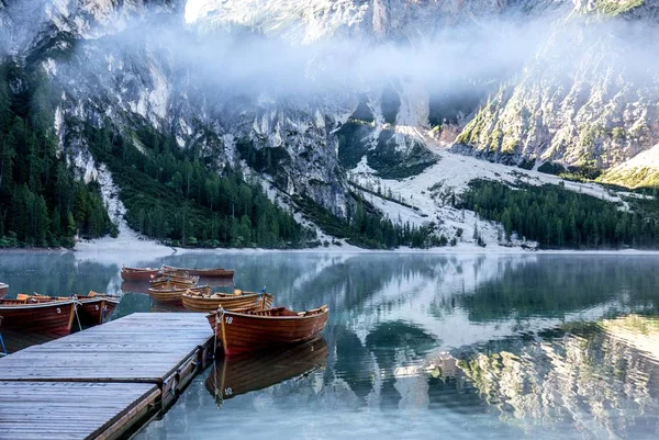 Braies gölündeki tekne.
