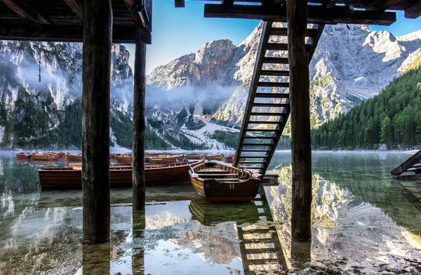 Braies gölündeki tekne.