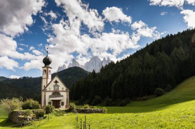 Kilise azizi Maddalena Dolomitleri