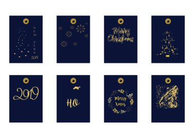 8 şirin Mutlu Noeller ve zıtlık arka planında Mutlu Yıllar etiketleri