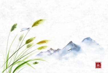 Dağlar ve yusufçuk çimenlerin üzerinde