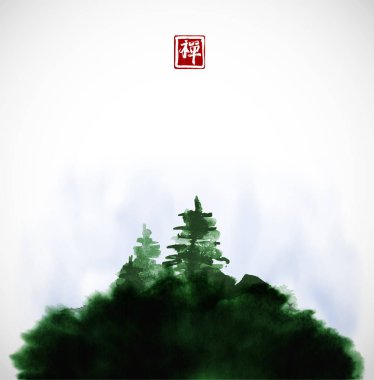 Stilize siyah mürekkep boyama sis yeşil tepede çam ağaçları ile yıkayın. Geleneksel oryantal mürekkep boyama sumi-e, u-sin, go-hua. Hiyeroglif - zen