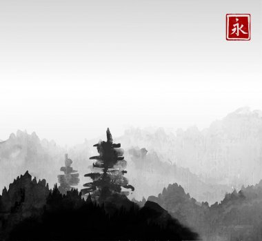 Stilize siyah mürekkep boyama sis yeşil tepede çam ağaçları ile yıkayın. Geleneksel oryantal mürekkep boyama sumi-e, u-sin, go-hua. Hiyeroglif - zen.