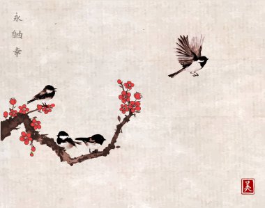 Kesilmiş ağaç dallarından yapılmış Noel ağacı ve küçük kuşlar oturur