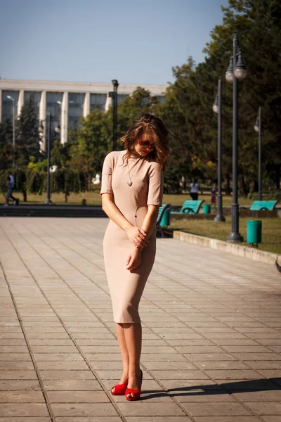 Femme en robe pose en plein air — Photo