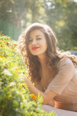 kadın pozlar arka plan yatakta çiçek