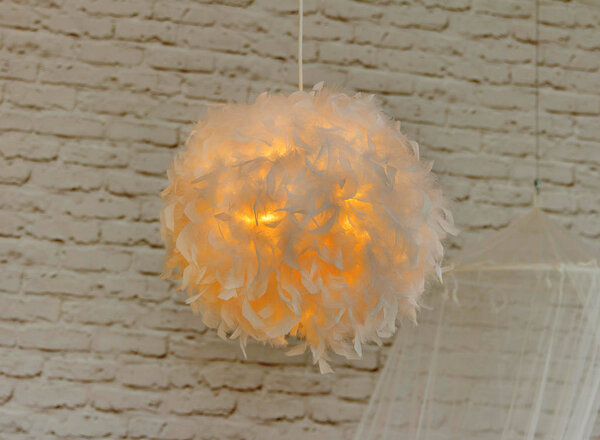 Современная лампа с абаджуром из белых перьев, дает романтический свет в спальне