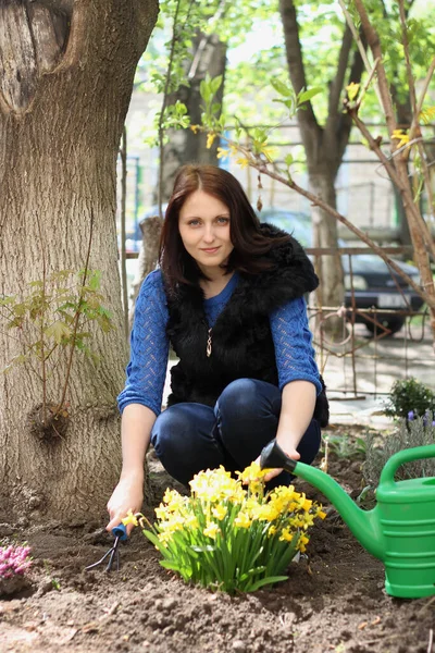Çiçekçi Kız Bahçede Çiçek Yetiştiriyor — Stok fotoğraf