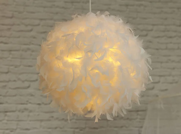 Сучасна Лампа Абажуром Білого Пір Дає Романтичне Світло Спальні — стокове фото