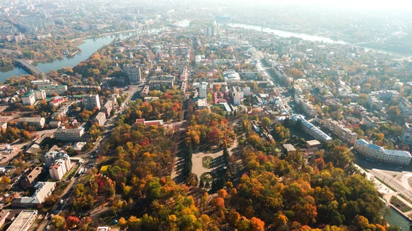 Park ve şehir panoramasının sonbahar renkleri. Hava görünümü