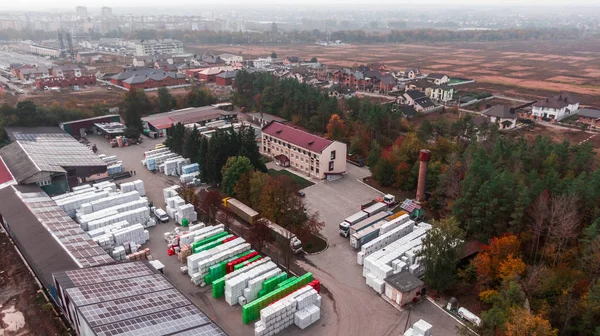 Birçok kamyonun ticari eşya yüklediği Endüstriyel Depolama Alanının Hava Çekimi.