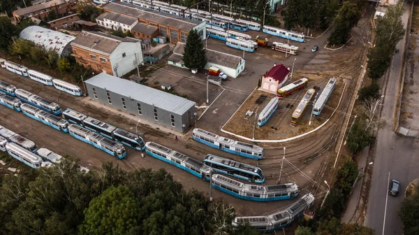 Üstten görünüm açık havada tramvay depo. Tramvaylar üst üste, birbiri ardına farklı modeller ve yayın yıllık stand. Tramvaylar çalışma olmadan gece manzarası. Toplu taşıma otelinin konumu. — Stok fotoğraf