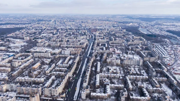 Vista superior de los suburbios de la ciudad o de las casas pequeñas de la ciudad en el atardecer del invierno en fondo nublado del cielo . —  Fotos de Stock