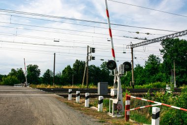 Üzerinde yük trenleri olan tren istasyonu.