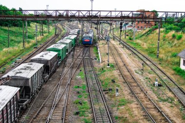 Üzerinde yük trenleri olan tren istasyonu.