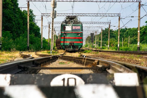 Üzerinde yük trenleri olan tren istasyonu. — Stok fotoğraf