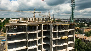 İnşaat alanı geçmişi. İnşaat halinde. Crane binanın yanında. Endüstriyel geçmiş. Geleceğin tırpanının üst görünümü