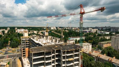 İnşaat alanı geçmişi. İnşaat halinde. Crane binanın yanında. Endüstriyel geçmiş. Geleceğin tırpanının üst görünümü