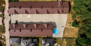 Çam ormanının yakınında yeni bir kasaba evi. Şehrin yakınındaki konforlu evler. İHA 'dan üst görünüm