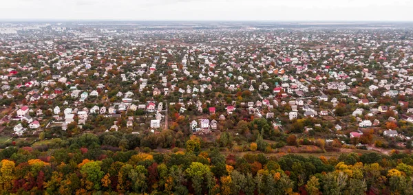 Ukrayna, Avrupa 'da hava manzaralı güzel bir mahalle. Garajı ve bahçesi olan tek kişilik bir ev. Yeşil ağaçlar ve göl - güzel manzara