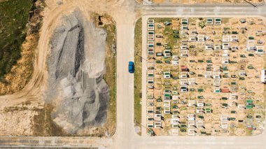 Mezar taşlarını ve mezar taşlarını gösteren hava fotoğrafı. Bazıları yaklaşan gün batımından kalma uzun gölgelerle dolu. Ukrayna, Avrupa