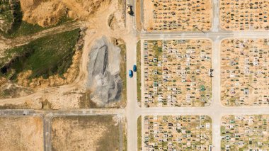 Mezar taşlarını ve mezar taşlarını gösteren hava fotoğrafı. Bazıları yaklaşan gün batımından kalma uzun gölgelerle dolu. Ukrayna, Avrupa