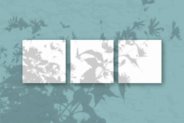 Folhas Quadradas Papel Texturizado Branco Contra Uma Parede Verde Mockup — Fotografia de Stock